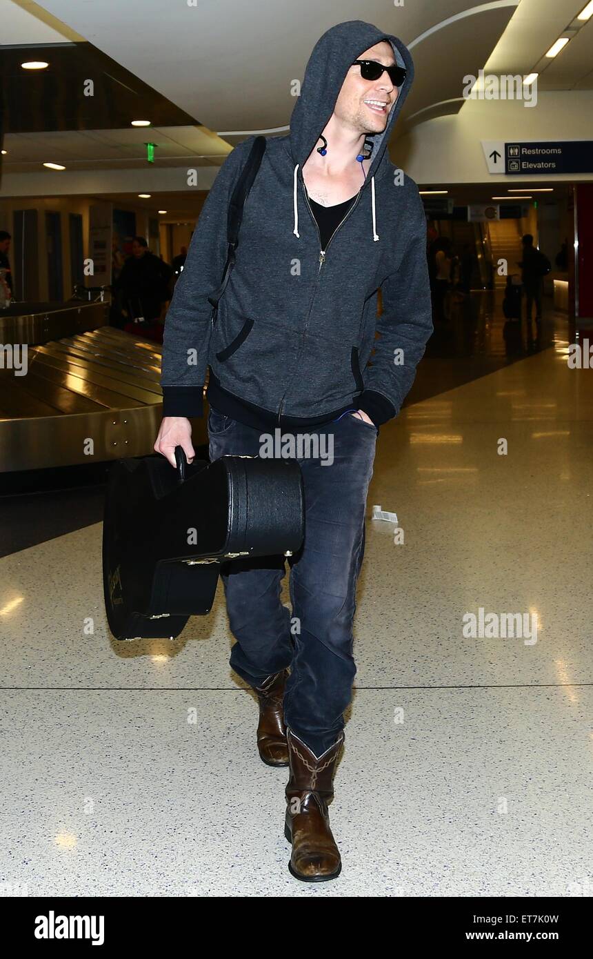 Tom Hiddleston arrive sur un vol vers l'Aéroport International de Los  Angeles (LAX) portant un hoodie, Ray-Ban lunettes de soleil et bottes de  cow-boy avec : Tom Hiddleston Où : Los Angeles,
