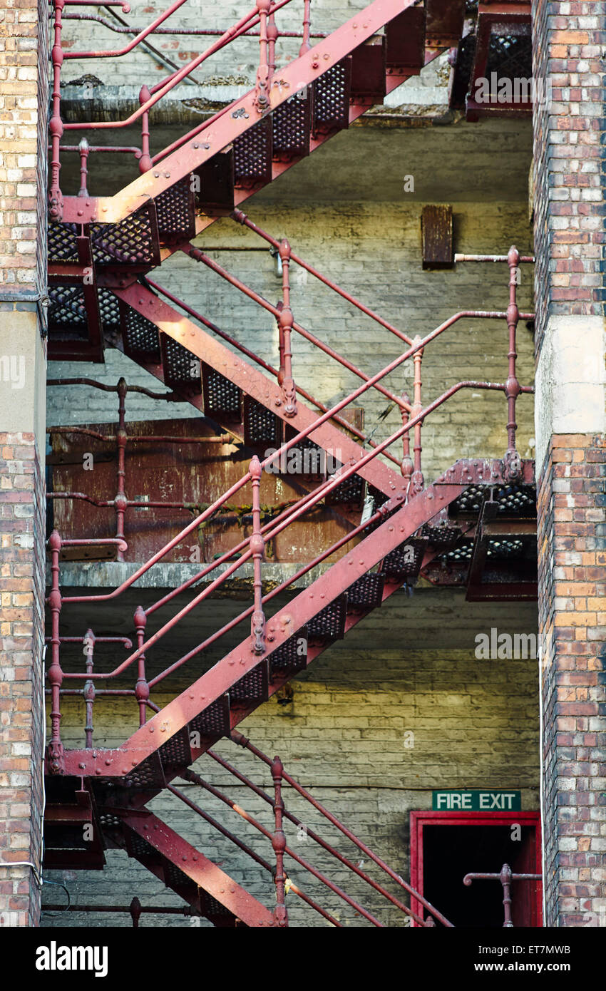 Escalier dans un bâtiment abandonné dans le quartier nord, Manchester Banque D'Images