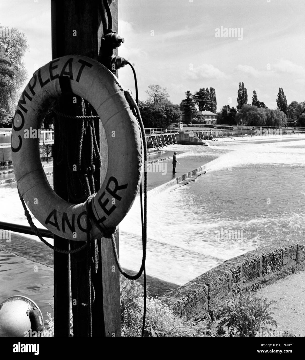 Marlow Weir, au sein de Wycombe Buckinghamshire au sud. 1er juin 1954. Banque D'Images