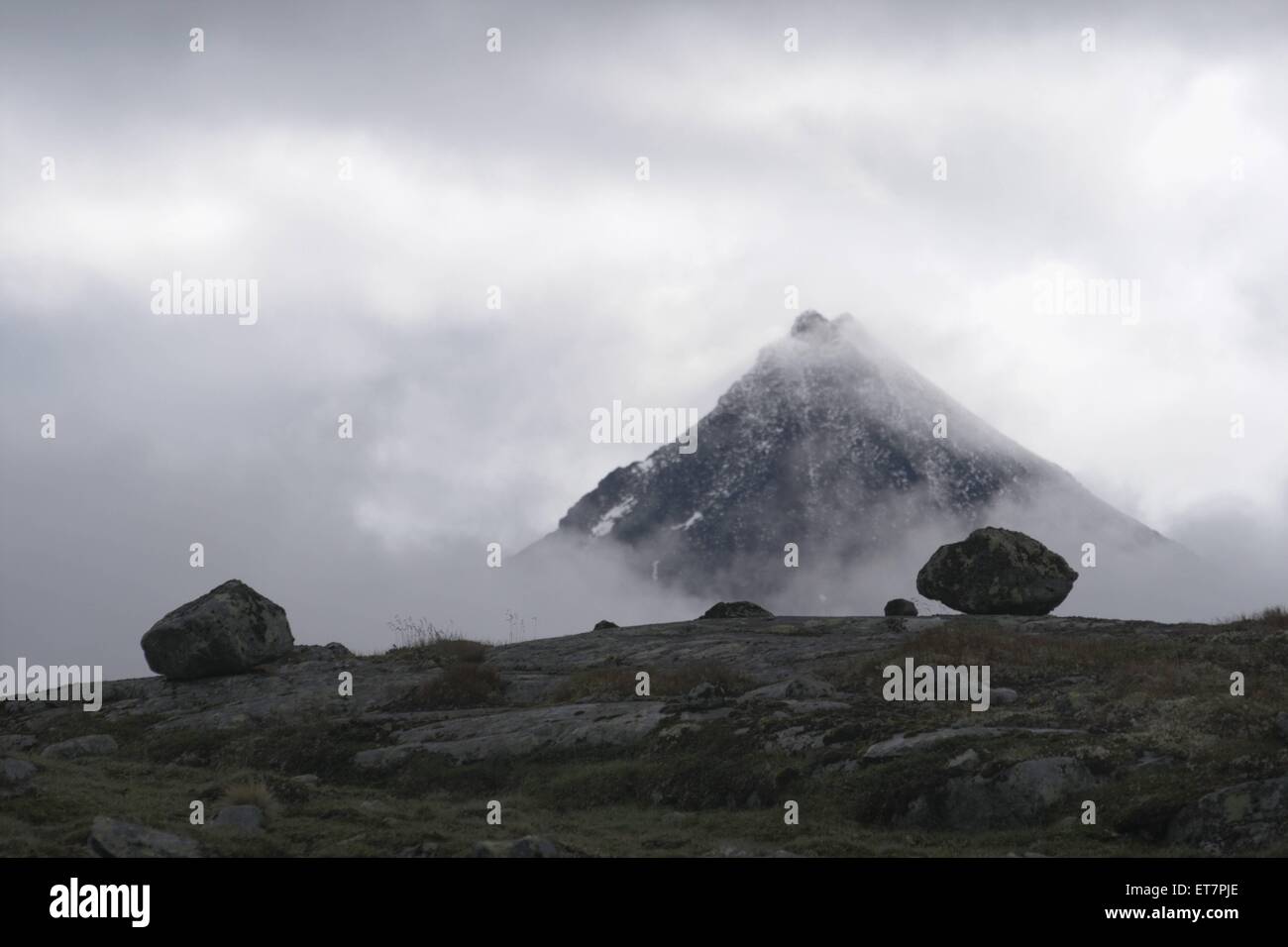 Wolkenverhangener Kyrkja Berg, Norwegen, parc national de Jotunheimen | Kyrkja couvertes de nuages, la montagne, la Norvège National Jotunheimen Banque D'Images