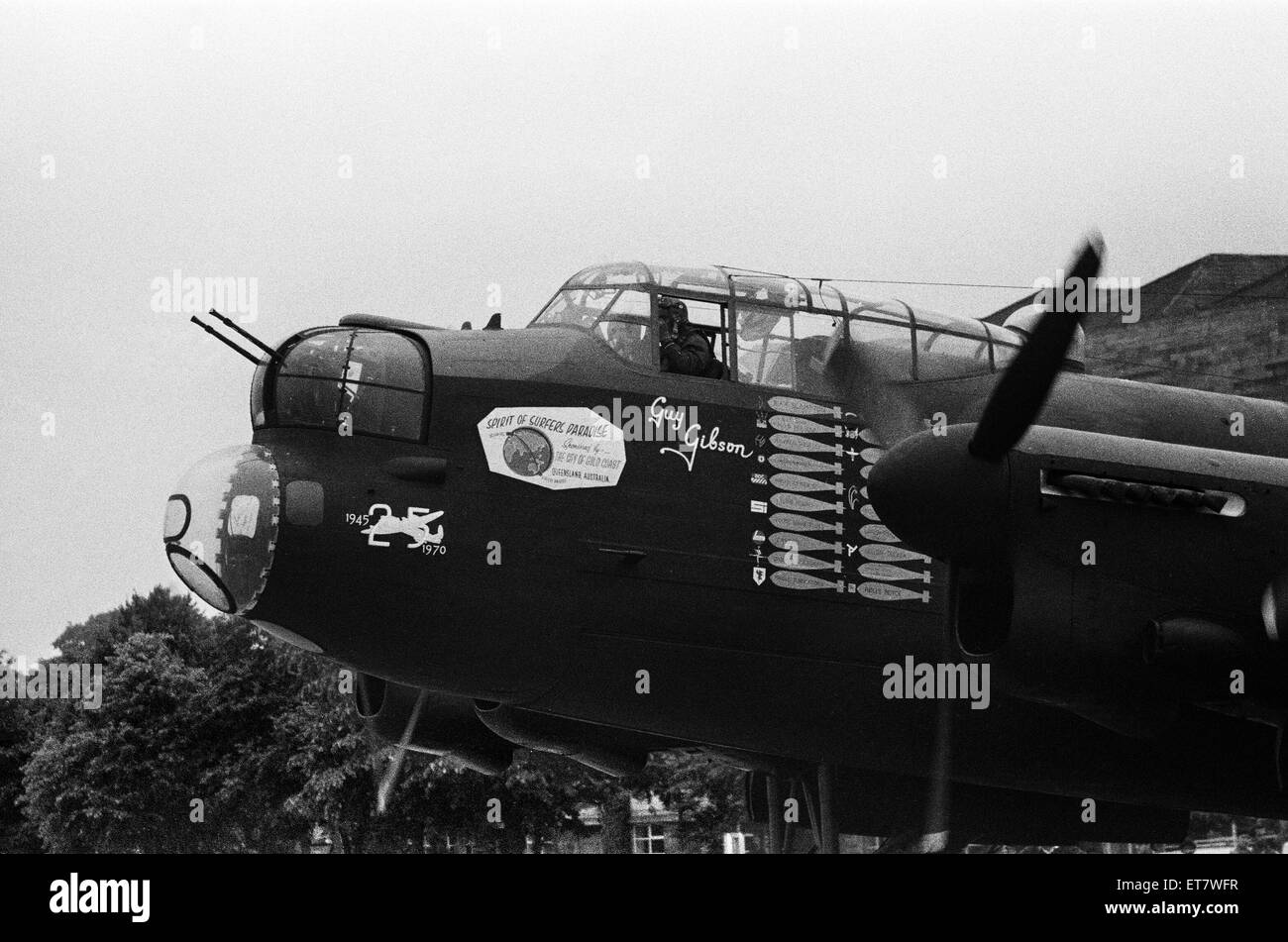 Le dernier bombardier Lancaster à voler. Il a décollé de l'aérodrome de la RAF Hullavington près de Swindon en route pour Blackpool où il sera opérationnel pendant une courte période avant d'être stocké dans un musée de l'aviation. Le Lancaster avait été hangered à la RAF où il avait été fait état de navigabilité, et restauré. Le décollage a été retardé à cause de la pluie et de la brume. 26 juin 1970. Banque D'Images