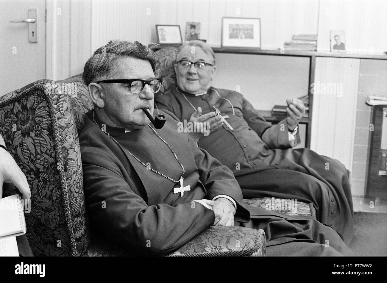 L'évêque de Birmingham, la Rt Rev Laurence Brown et l'archevêque de Birmingham, Mgr George Dwyer, photographié lors d'une conférence de presse dans le presbytère de Sainte Catherine, Église catholique romaine à Bristol Street, Birmingham, le 24 janvier 1972. Ils ont rencontré la presse avant un service dans l'église dans le cadre de la Semaine de prière pour l'unité en 1972. Le docteur Patrick Dwyer, l'Église catholique romaine, archevêque de Birmingham, alias G P Dwyer, George Patrick Dwyer. Banque D'Images