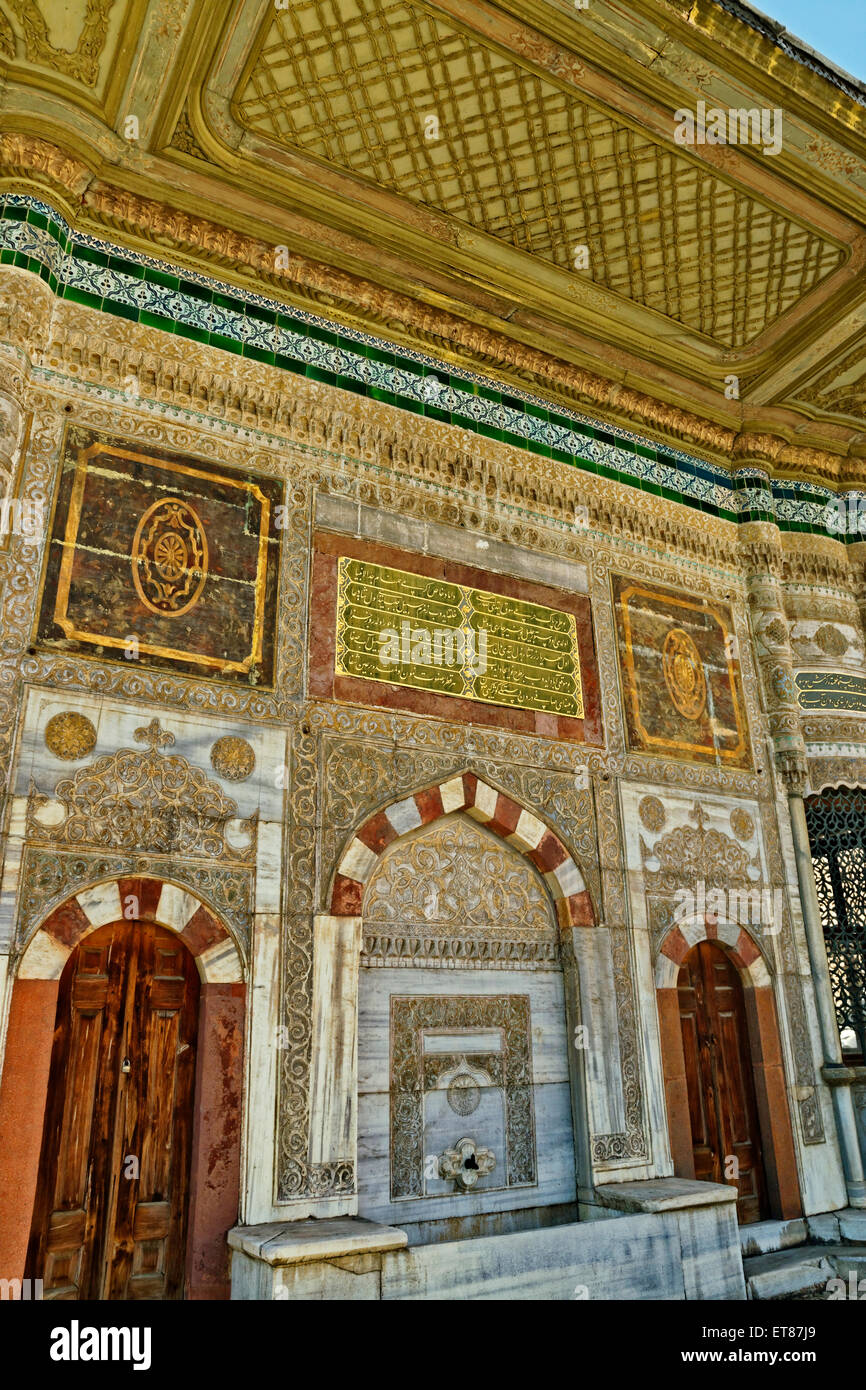 Détail de la fontaine de Ahmed III (3e) à Sultanahmet, Istanbul, Turquie. C'est un plus bel exemple d'Rococo turc. Banque D'Images Détail de la fontaine de Ahmed III (3e) à Sultanahmet, Istanbul, Turquie. C'est un plus bel exemple d'Rococo turc. Banque D'Images