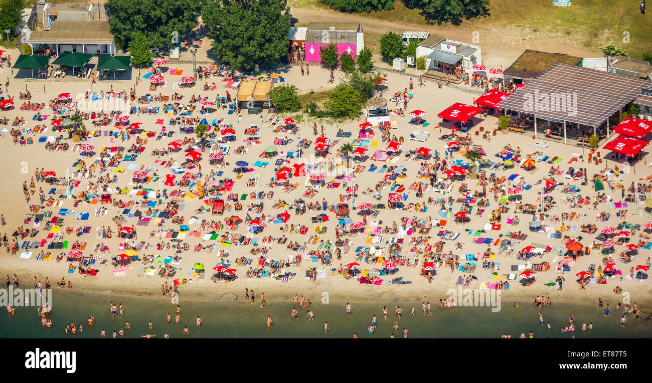 Coucher du Soleil Plage, baigneurs sur des serviettes à Escher lake, Lake à Cologne, Rhénanie du Nord-Westphalie, Allemagne, Banque D'Images