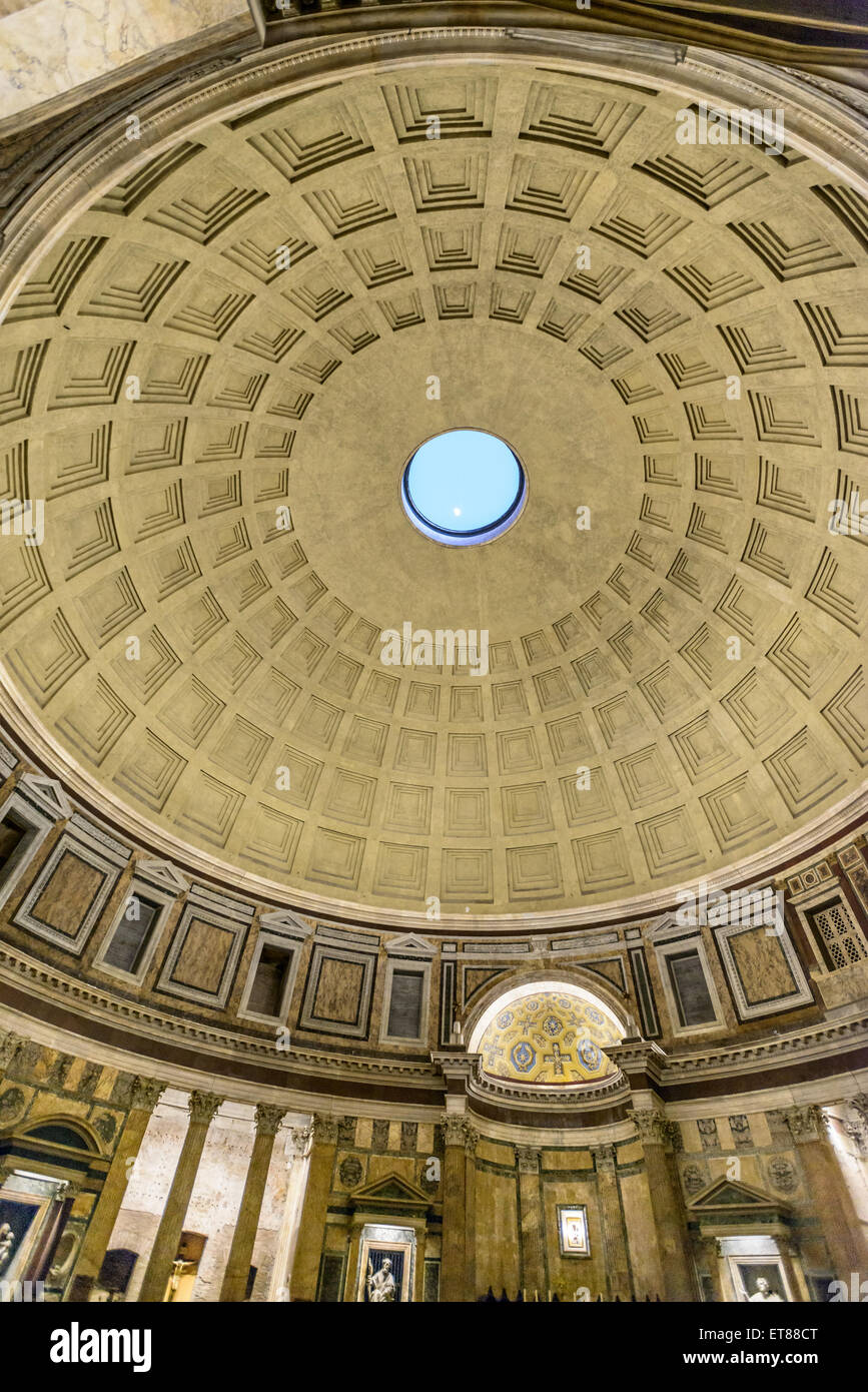 Rome, Italie - 28 mars 2015 : la coupole du Panthéon, la lune apparaître à partir du trou du dôme Banque D'Images