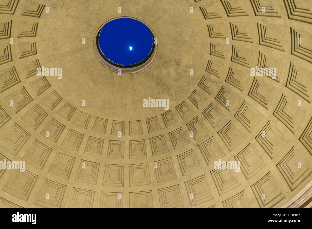Rome, Italie - 28 mars 2015 : la coupole du Panthéon, la lune apparaître à partir du trou du dôme Banque D'Images