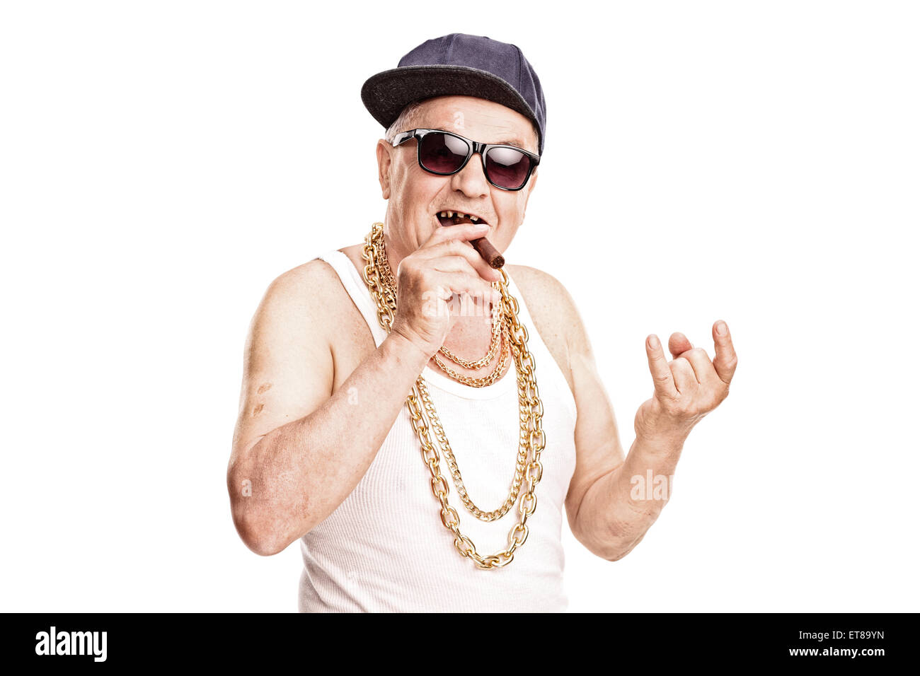 Le rappeur principal édenté fumer un cigare et de faire un signe avec sa main isolé sur fond blanc Banque D'Images