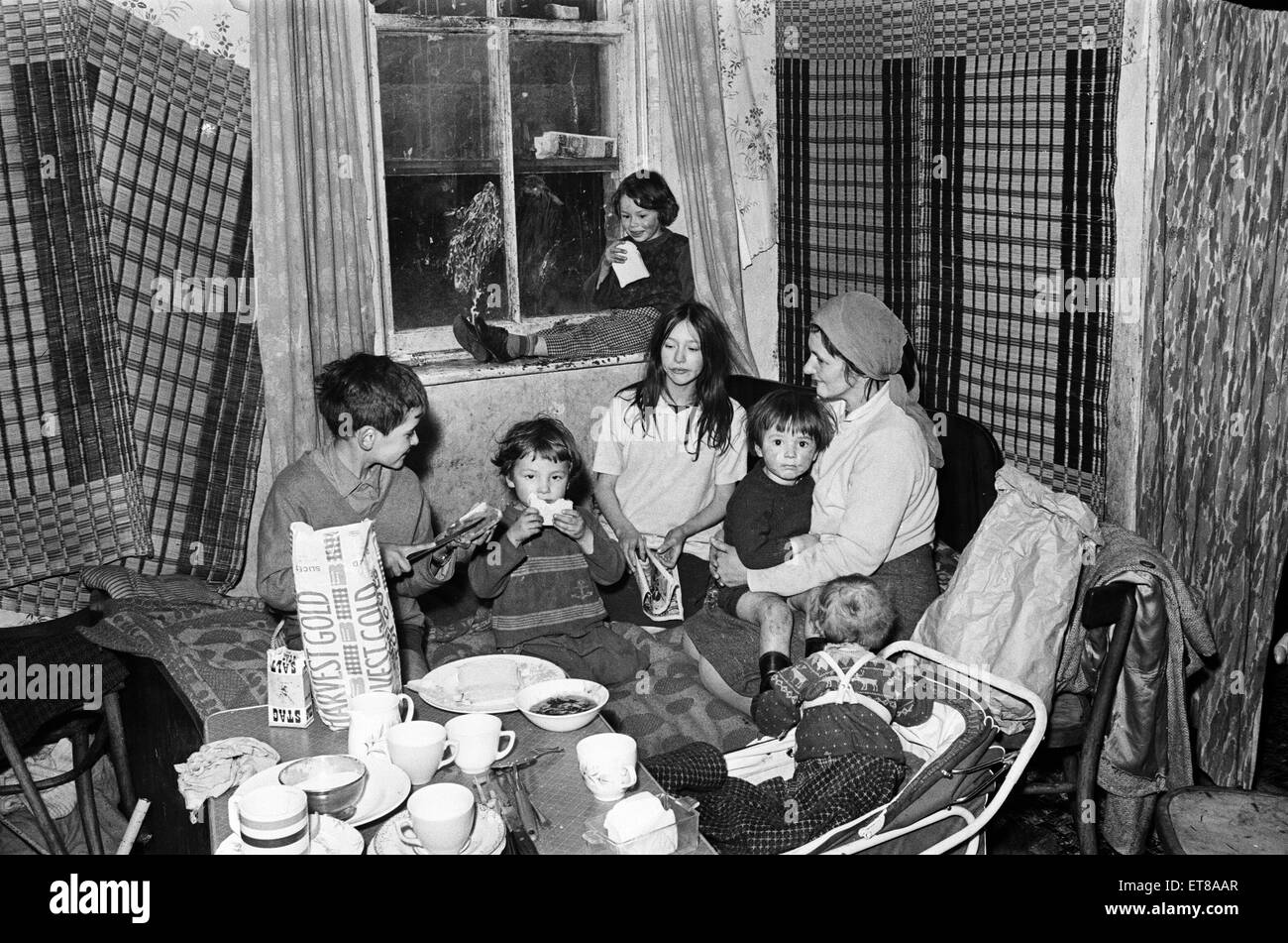 Les bidonvilles, Benburb Street de Dublin, République d'Irlande, 11 mai 1968. Dublin bidonvilles contrôlés par l'autorité municipale, la Dublin Corporation, qui a eu à ignorer les normes d'hygiène et d'assainissement. Sur la photo. Mme Murphy, abandonnée par son mari, a été déplacé dans le bidonville par la société en raison de l'arriéré de loyer de vérification 70. Elle existe avec 10 enfants et sa mère âgée de 85 ans en difficulté dans deux petites cellules dans un immeuble en ruine utilisé comme bloc de billettes de l'armée britannique au 19e siècle. Banque D'Images