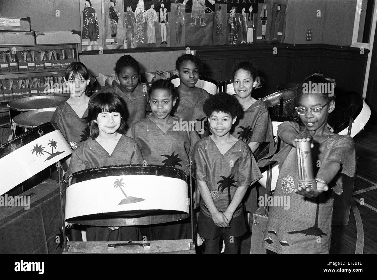 Mme Sunderland Schoolsfest : Janet Reid (à droite), chef de la bande en acier Junior Birkby montre fièrement le prix Mme Sunderland. Le 02 avril 1985. Banque D'Images