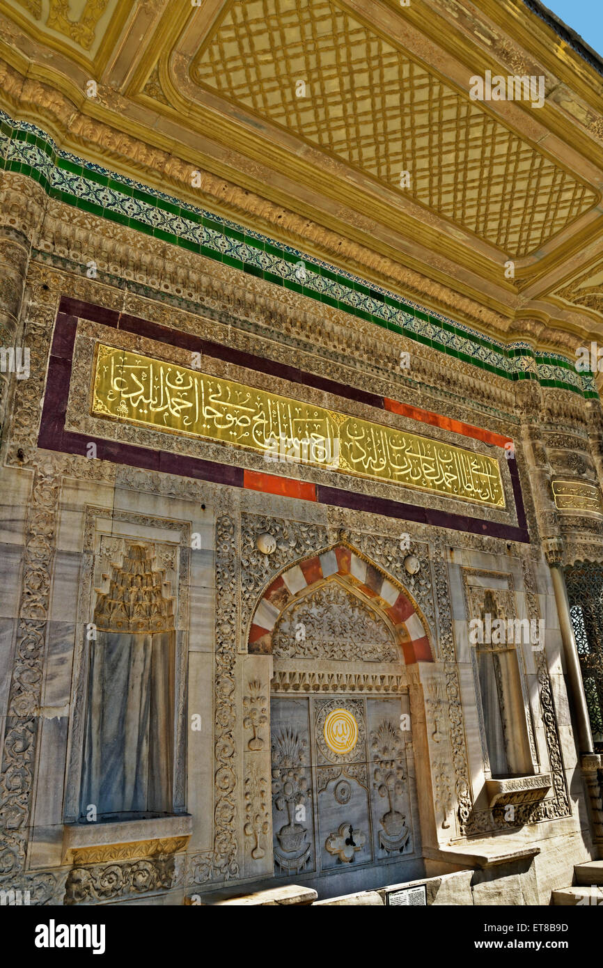 Détail de la fontaine de Ahmed III (3e) à Sultanahmet, Istanbul, Turquie. C'est un plus bel exemple d'Rococo turc. Banque D'Images Détail de la fontaine de Ahmed III (3e) à Sultanahmet, Istanbul, Turquie. C'est un plus bel exemple d'Rococo turc. Banque D'Images