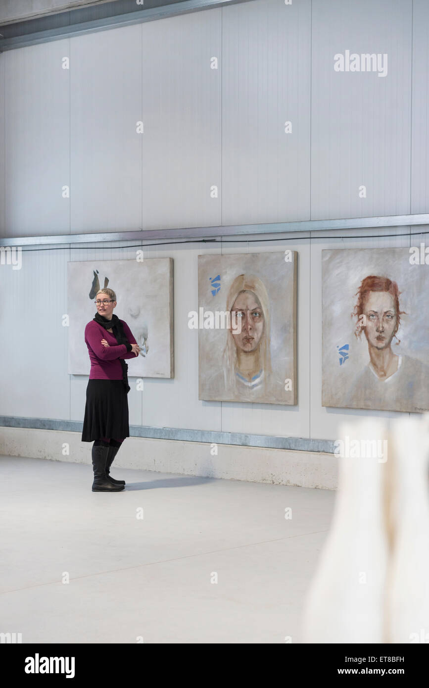 Femme mature dans une galerie d'art, Bavière, Allemagne Banque D'Images