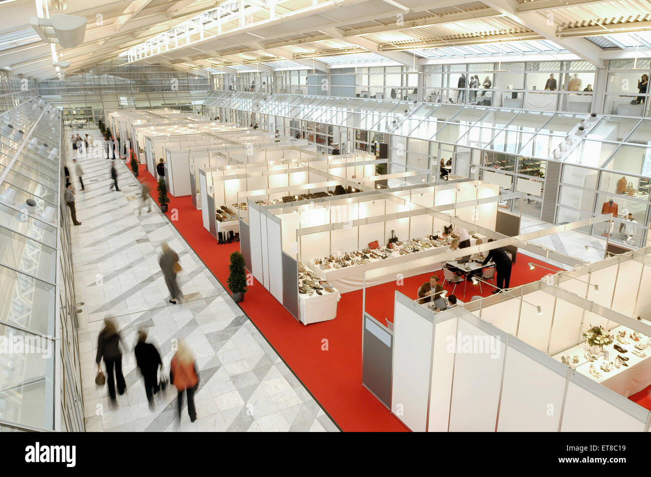 Rangée de stands d'exposition à une foire commerciale, Bavière, Allemagne Banque D'Images