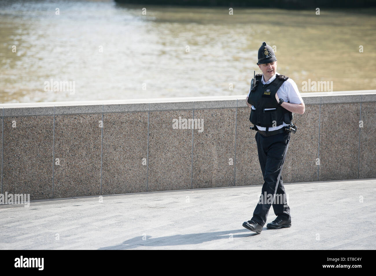 Un agent de police de la ville de Londres patrouilles le long de la rivière Thames Embankment Banque D'Images