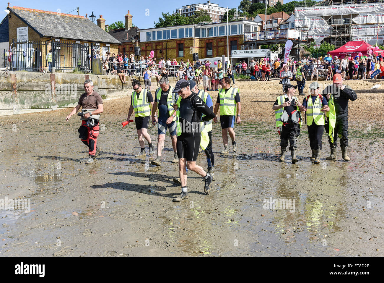 Les maréchaux de la sécurité de la préparation pour le début de l'assemblée 'île en île Mud Run'. Banque D'Images