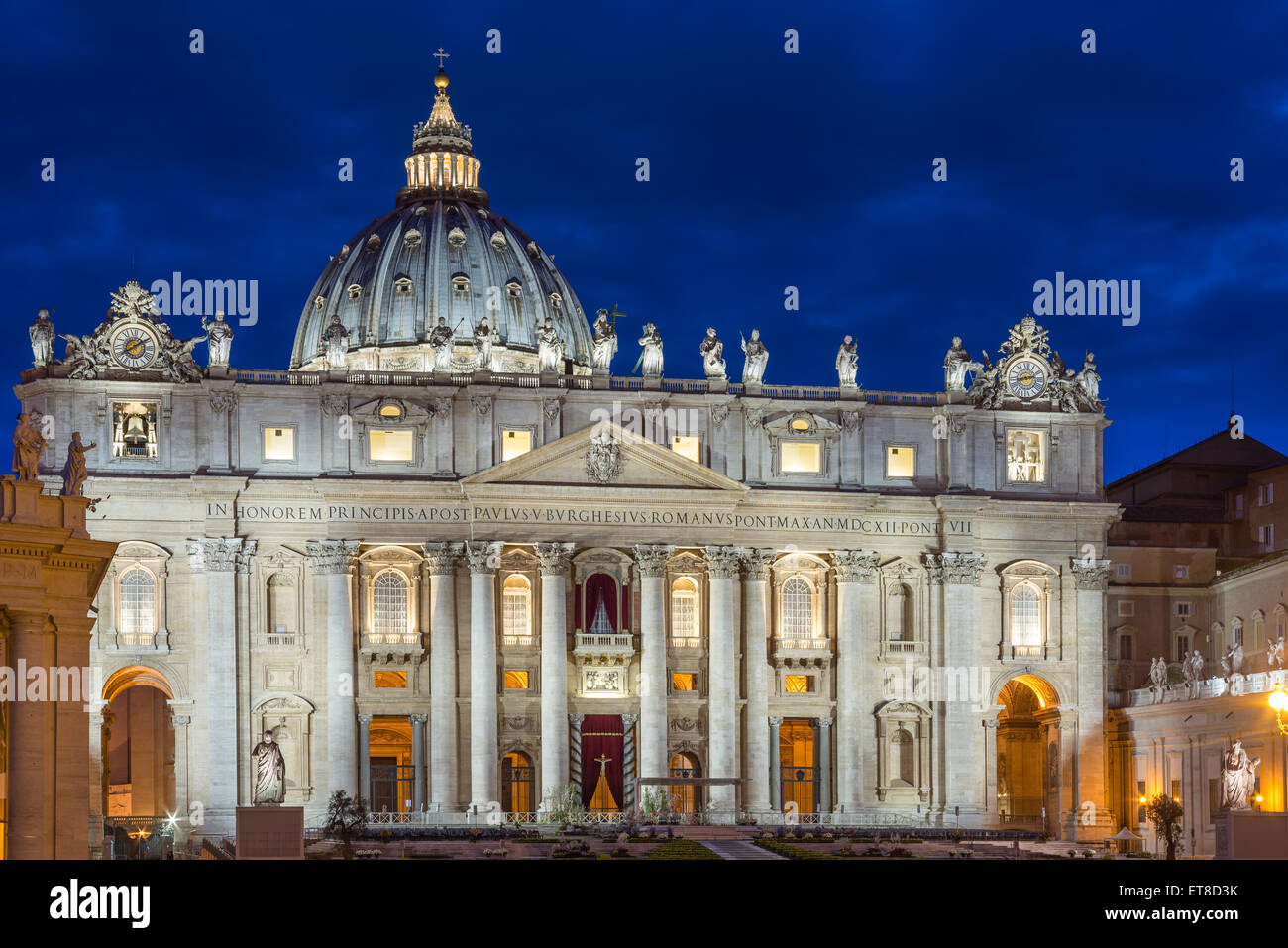 Cathédrale saint Pierre dans la nuit à Rome, Italie Banque D'Images