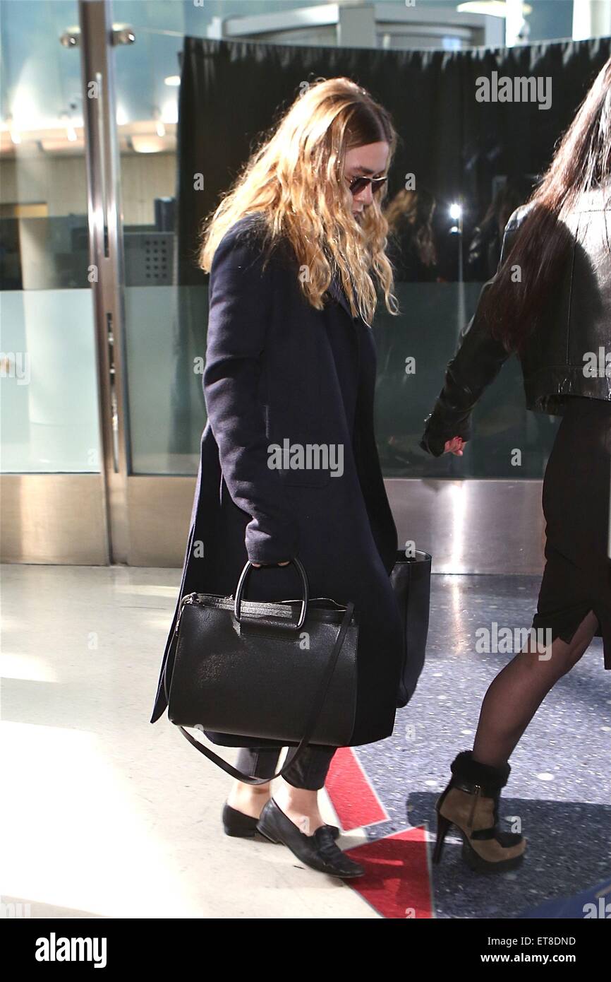 Ashley Olsen avec un sac Tory Burch à l'Aéroport International de Los  Angeles (LAX) avec :