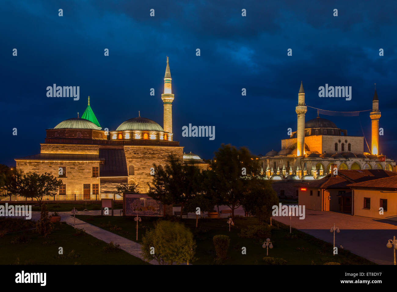 Vue de nuit du musée de Mevlana et mosquée Selimiye, Konya, Turquie Banque D'Images
