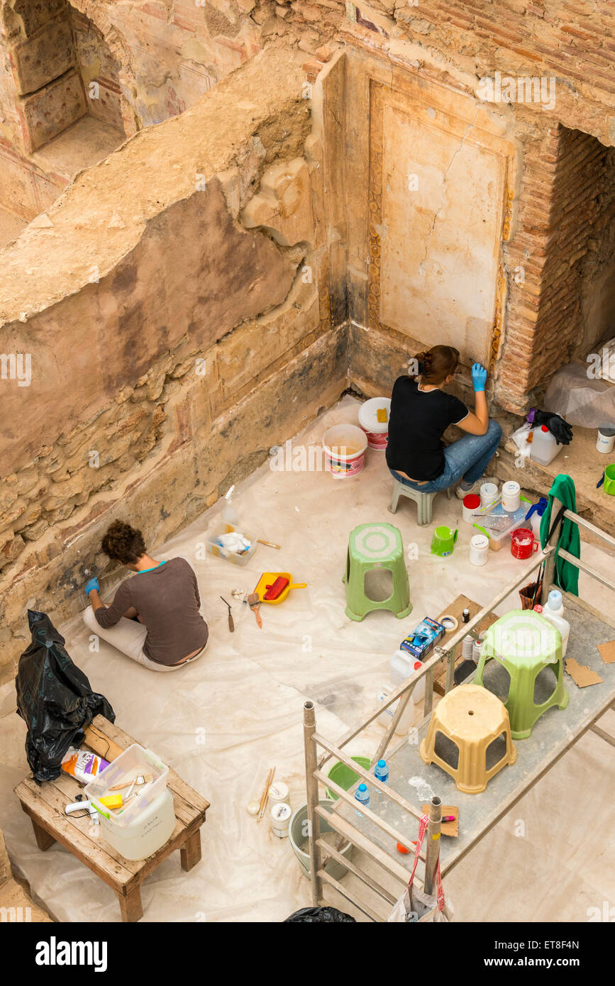 Deux archéologues nettoyer les restes à l'intérieur des maisons en terrasse d'Éphèse, Turquie Banque D'Images