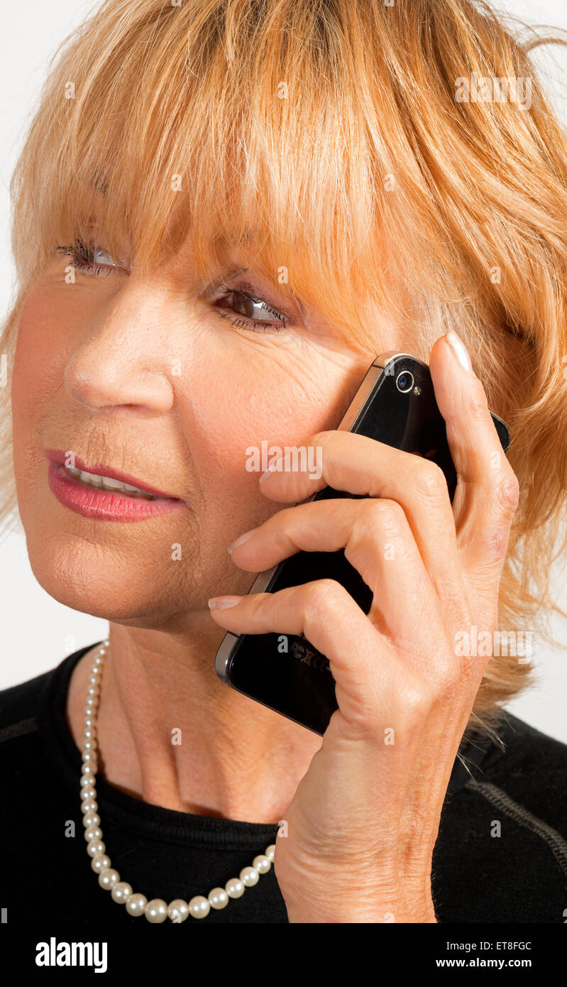 Woman chatting on mobile phone Banque D'Images