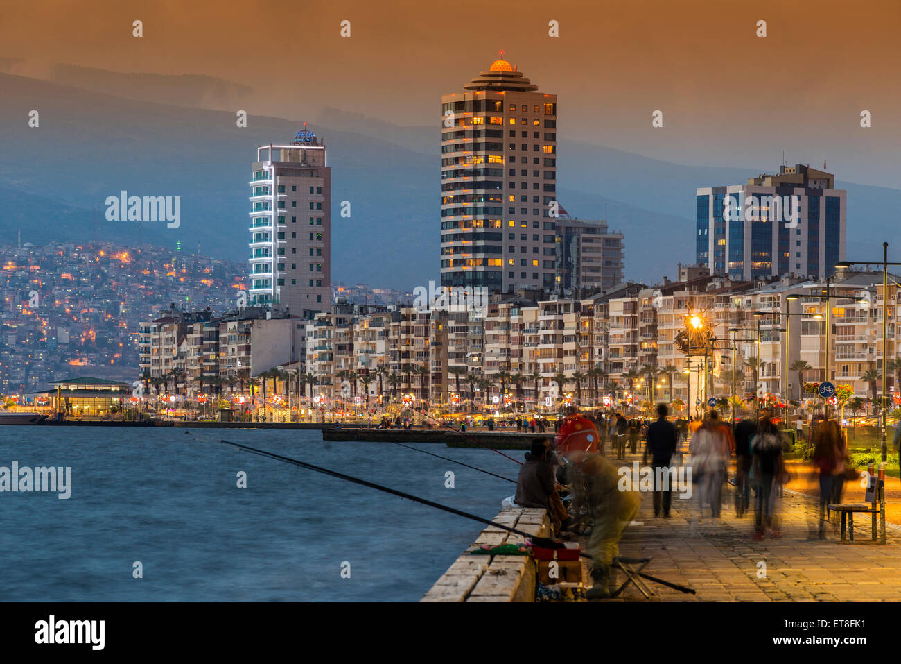 Sur les toits de la ville avec la mer au coucher du soleil promenade Kordon, Izmir, Turquie Banque D'Images