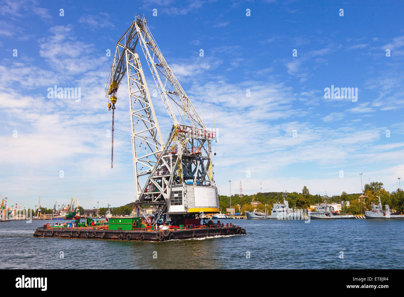 Grue flottante énorme au travail dans le port de Gdynia, Pologne. Banque D'Images