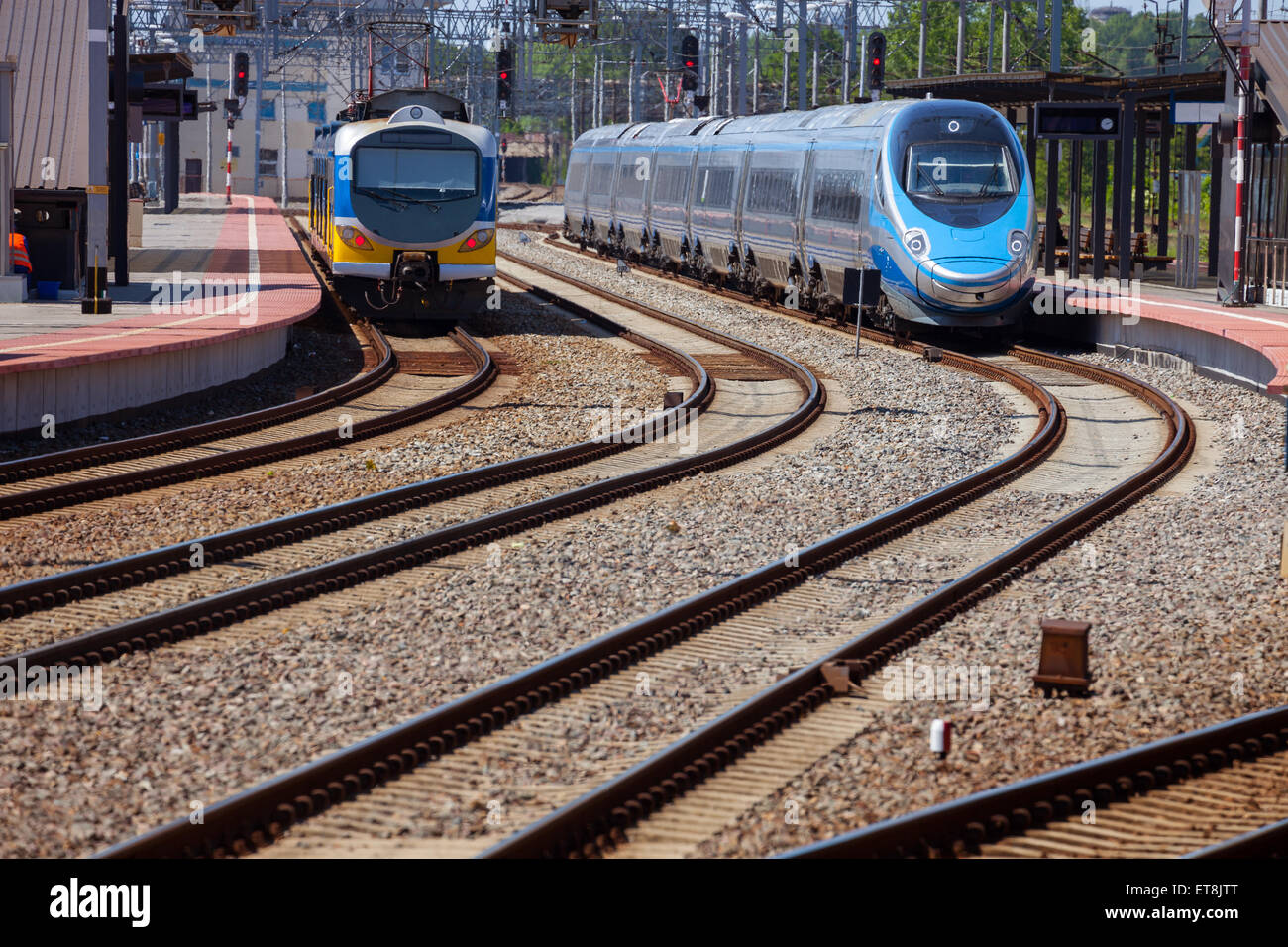 Sur la plate-forme de train gare de Gdynia, Pologne. Banque D'Images