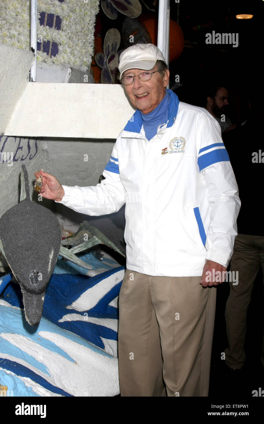 La distribution originale de la Love Boat réunir pour décorer Princess Cruises' Rose Parade flottent à la Pavillon Rosemont à Pasadena avec : Bernie Kopell Où : Pasadena, California, United States Quand : 30 Déc 2014 Crédit : Nicky Nelson/WENN.com Banque D'Images