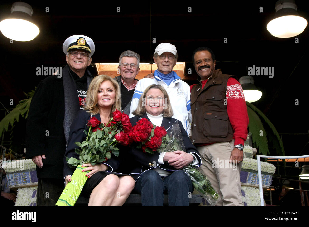 La distribution originale de la Love Boat réunir pour décorer Princess Cruises' Rose Parade flottent à la Pavillon Rosemont à Pasadena avec : Lauren Tewes, Jill Whelan, Gavin MacLeod, Fred Grandy, Ted Lange, Bernie Kopell Où : Pasadena, California, United States Quand : 30 Déc 2014 Crédit : Nicky Nelson/WENN.com Banque D'Images