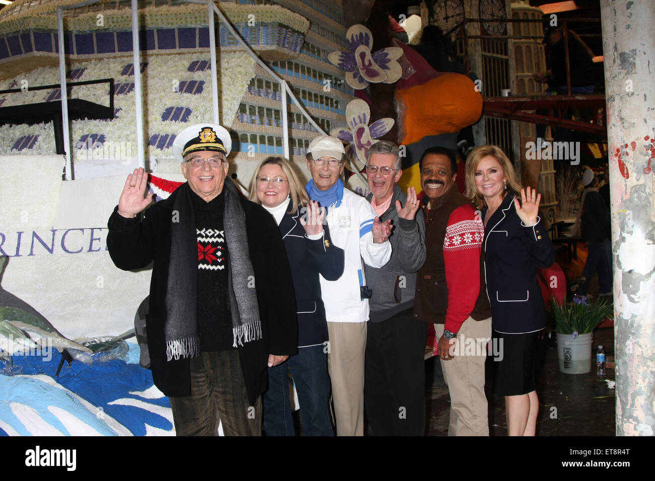 La distribution originale de la Love Boat réunir pour décorer Princess Cruises' Rose Parade flottent à la Pavillon Rosemont à Pasadena avec : Lauren Tewes, Jill Whelan, Gavin MacLeod, Fred Grandy, Ted Lange, Bernie Kopell Où : Pasadena, California, United States Quand : 30 Déc 2014 Crédit : Nicky Nelson/WENN.com Banque D'Images