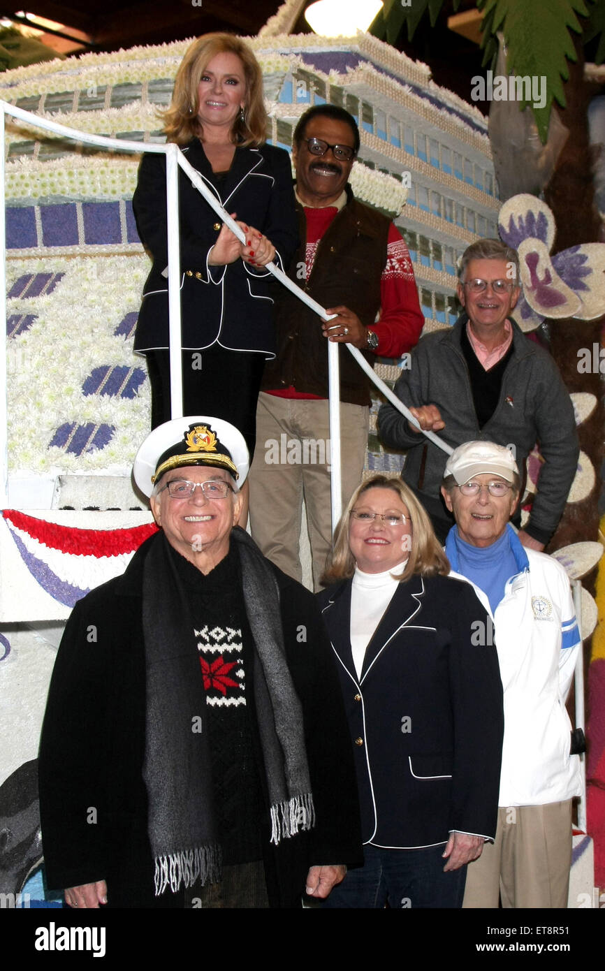 La distribution originale de la Love Boat réunir pour décorer Princess Cruises' Rose Parade flottent à la Pavillon Rosemont à Pasadena avec : Lauren Tewes, Jill Whelan, Gavin MacLeod, Fred Grandy, Ted Lange, Bernie Kopell Où : Pasadena, California, United States Quand : 30 Déc 2014 Crédit : Nicky Nelson/WENN.com Banque D'Images