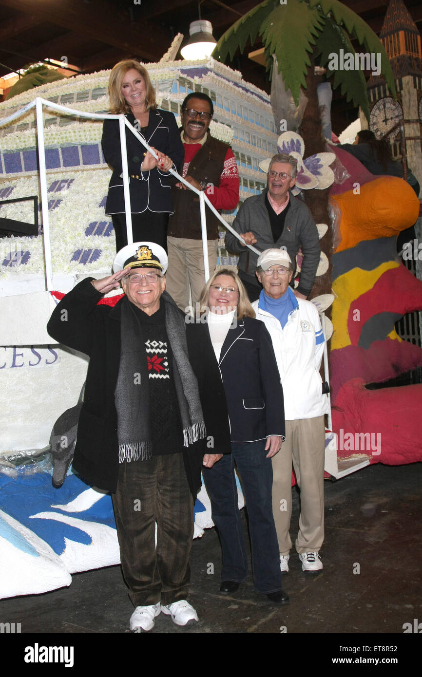 La distribution originale de la Love Boat réunir pour décorer Princess Cruises' Rose Parade flottent à la Pavillon Rosemont à Pasadena avec : Lauren Tewes, Jill Whelan, Gavin MacLeod, Fred Grandy, Ted Lange, Bernie Kopell Où : Pasadena, California, United States Quand : 30 Déc 2014 Crédit : Nicky Nelson/WENN.com Banque D'Images