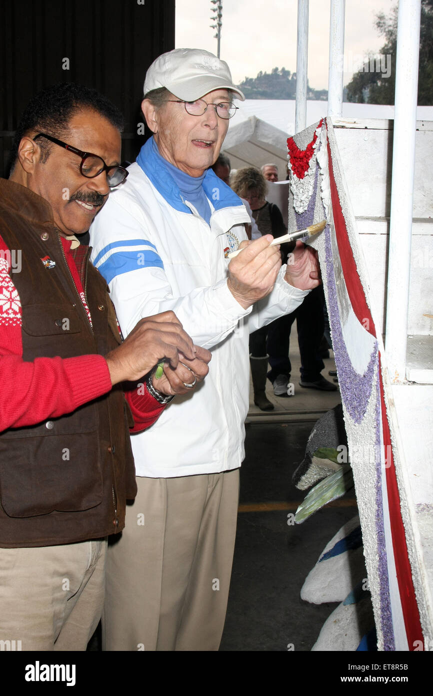 La distribution originale de la Love Boat réunir pour décorer Princess Cruises' Rose Parade flottent à la Pavillon Rosemont à Pasadena avec : Ted Lange, Bernie Kopell Où : Pasadena, California, United States Quand : 30 Déc 2014 Crédit : Nicky Nelson/WENN.com Banque D'Images