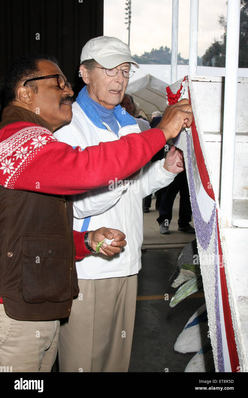 La distribution originale de la Love Boat réunir pour décorer Princess Cruises' Rose Parade flottent à la Pavillon Rosemont à Pasadena avec : Ted Lange, Bernie Kopell Où : Pasadena, California, United States Quand : 30 Déc 2014 Crédit : Nicky Nelson/WENN.com Banque D'Images