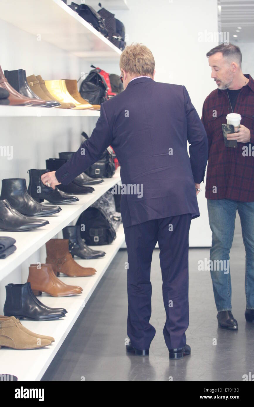 Sir Elton John repéré shoe à Saint Laurent sur Rodeo Drive avec son mari David Furnish comprend : Sir Elton John, David Furnish Où : Los Angeles, California, United States Quand : 02 Jan 2015 : Crédit Sharppix/WENN.com Banque D'Images