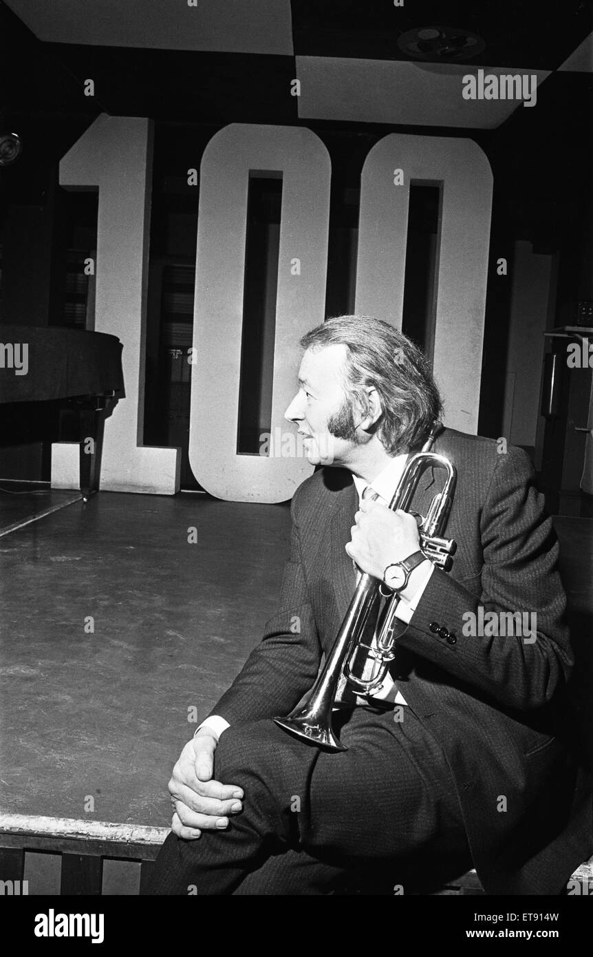 Humphrey Lyttelton musicien de jazz vu ici à la 100 Club sur Oxford Street. 13 février 1965 Banque D'Images