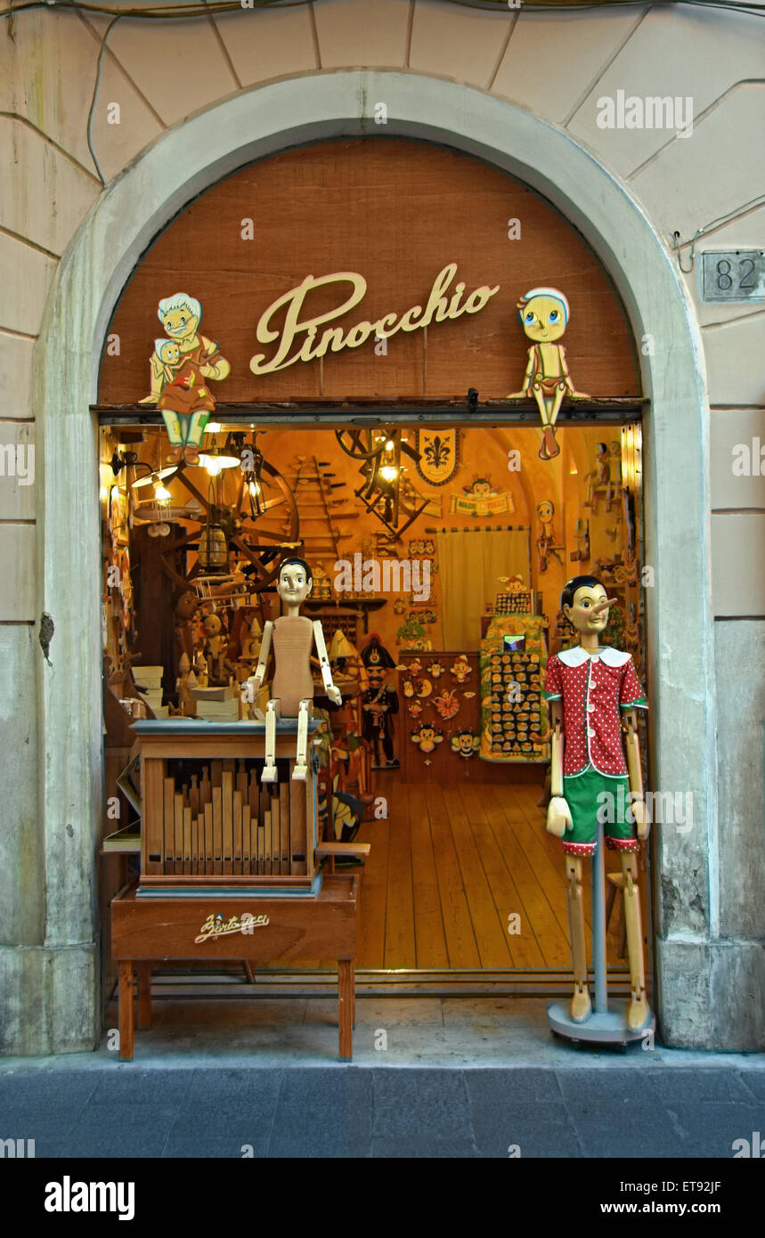La boutique Pinocchio à Rome, Italie près du Panthéon qui vend des jouets en bois et de sculptures. Banque D'Images