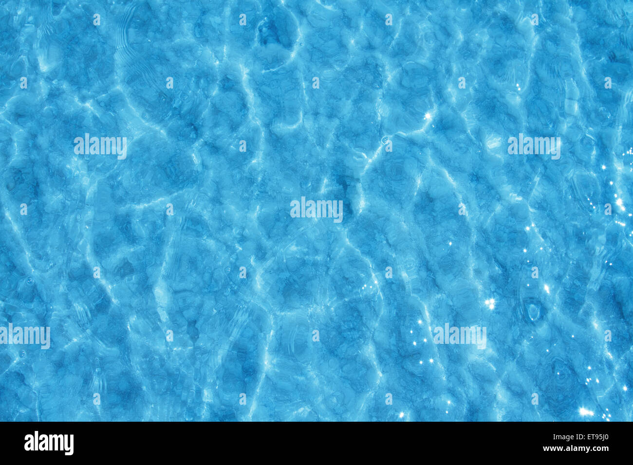 Belle piscine rafraîchissante de l'eau bleu Banque D'Images