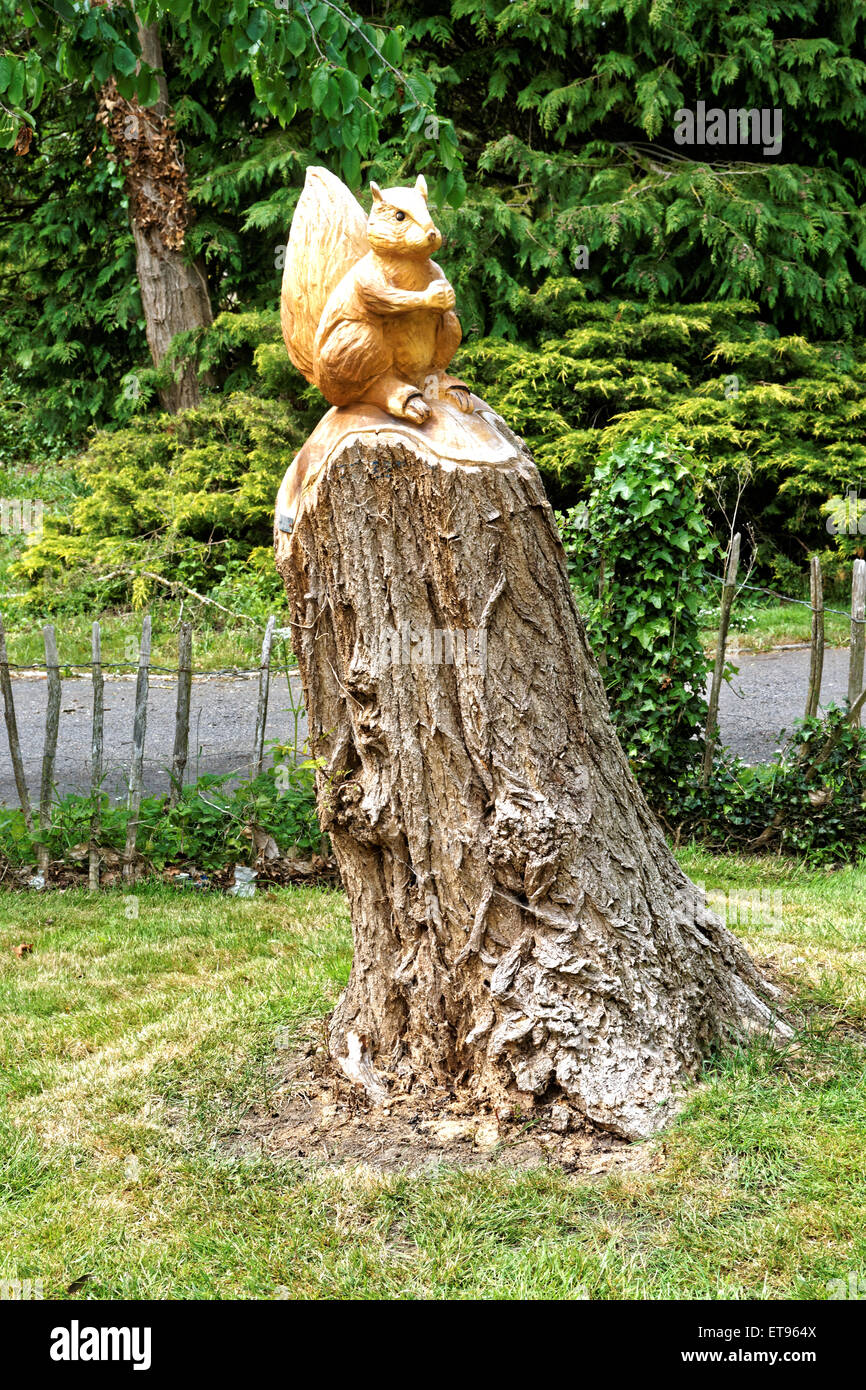 La sculpture sur bois dans le jardin Photo Stock - Alamy