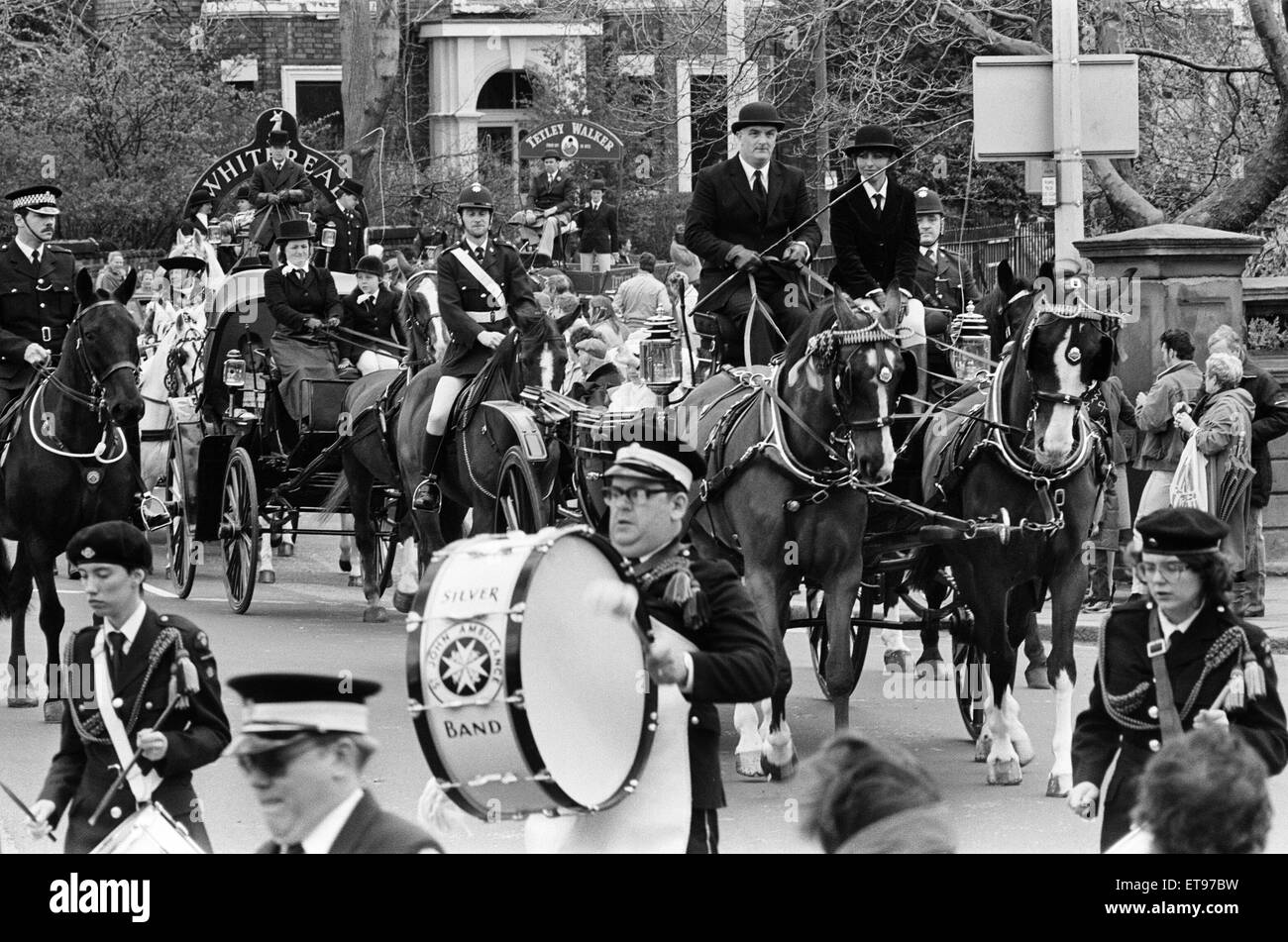 Défilé de chevaux mai Liverpool, le 10 mai 1986. - Carrousel de la bande d'argent de la Brigade de l'Ambulance Saint-Jean mène la procession colorée vers le centre-ville. Banque D'Images