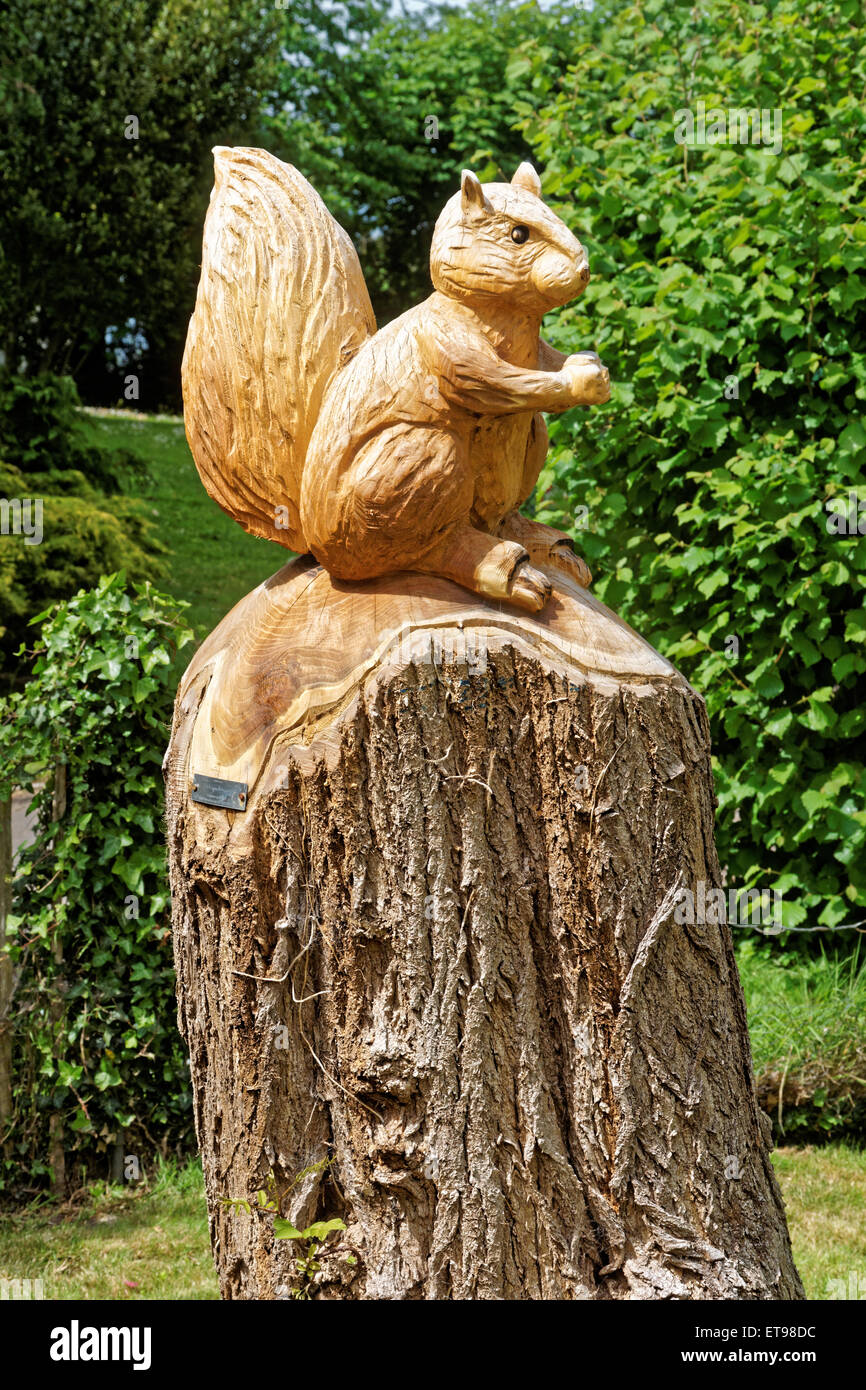 La sculpture sur bois dans le jardin Photo Stock - Alamy