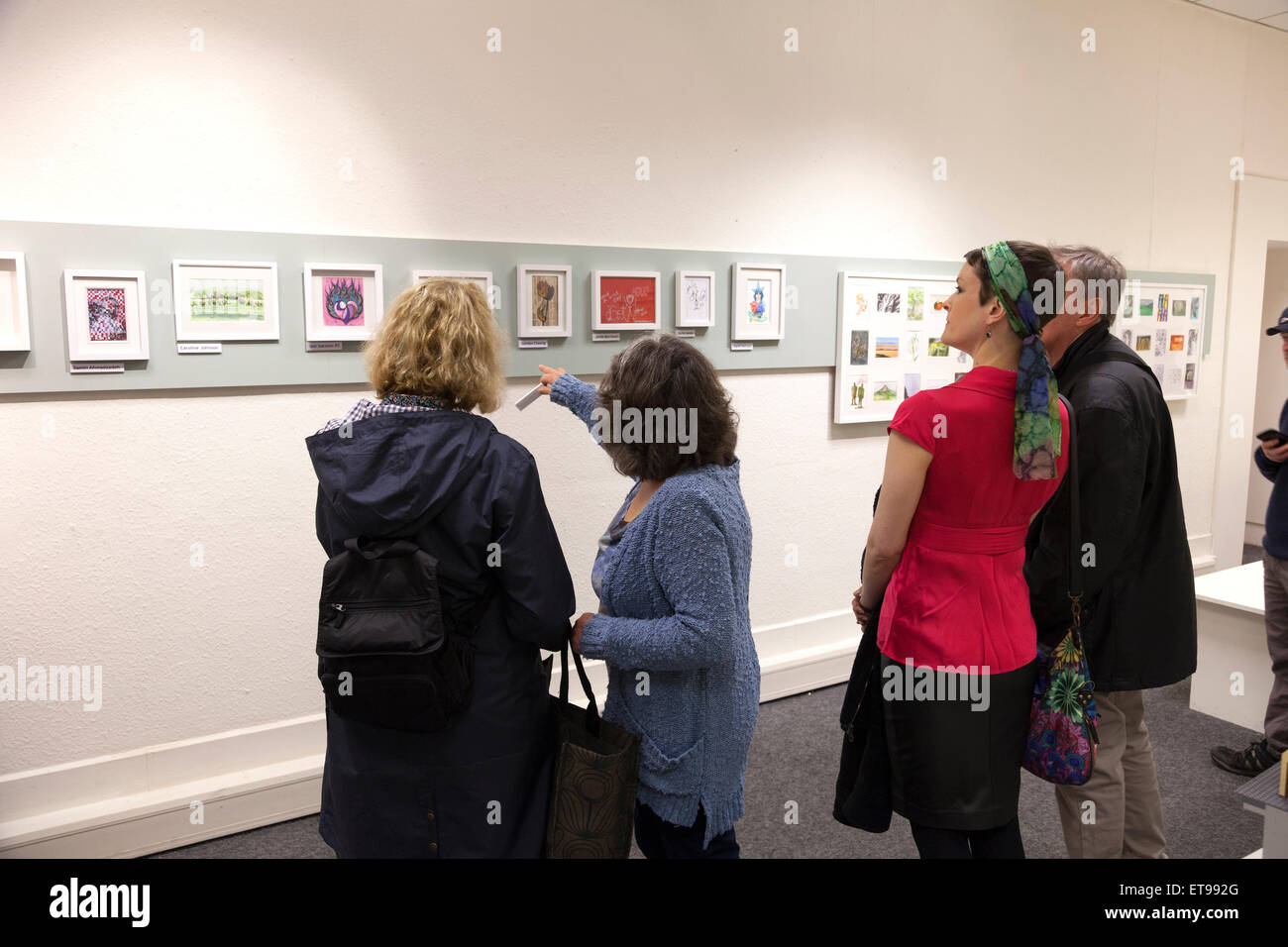 Exposition d'art carte postale pour la charité à Dean Clough, Halifax, West Yorkshire Banque D'Images