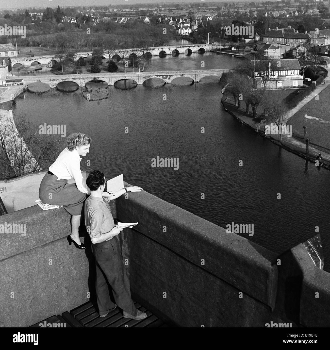 Vue des deux ponts à Stratford-upon-Avon, Warwickshire. Vers 1953. Banque D'Images