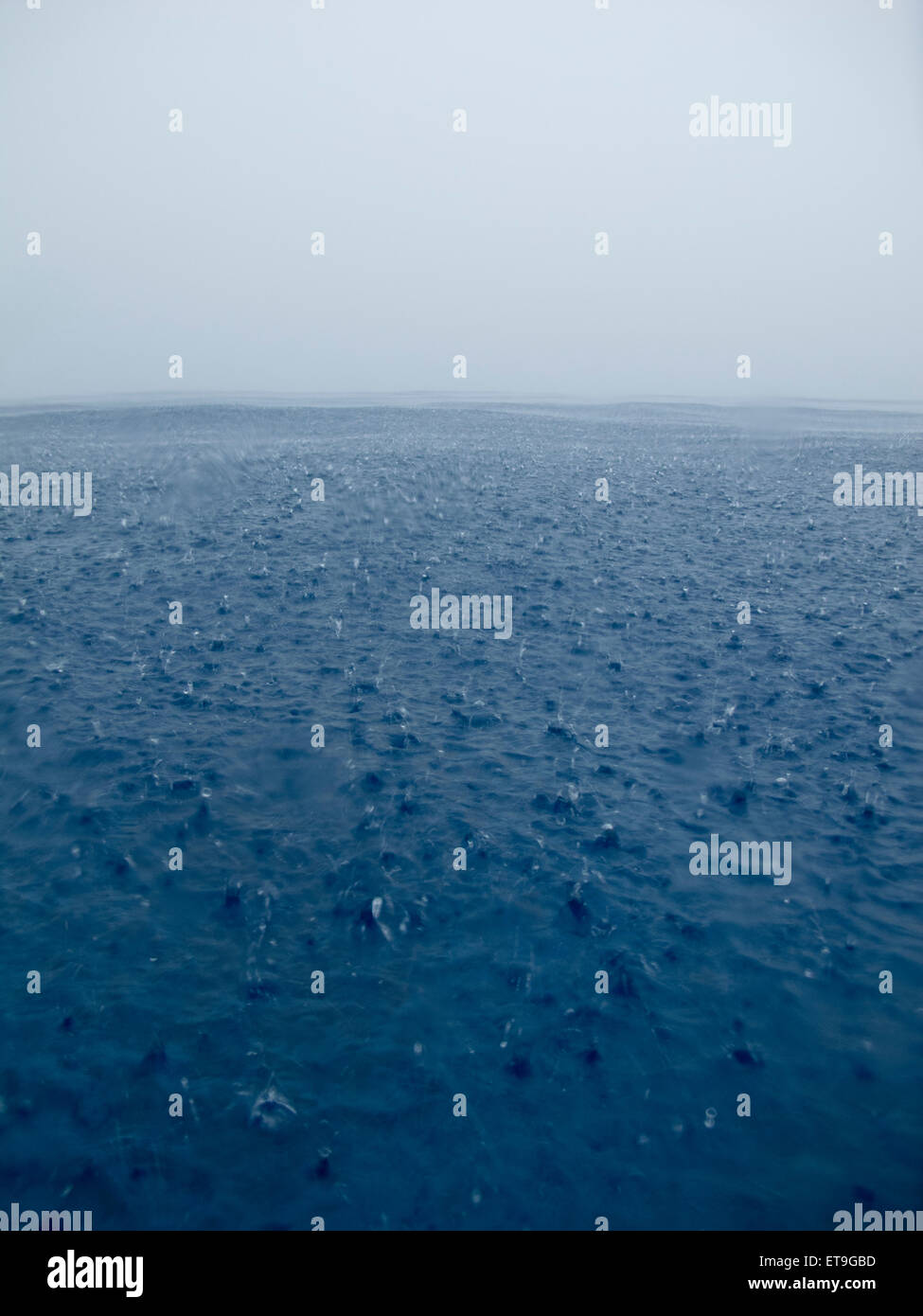 Tempête de pluie sur la surface de l'océan. Banque D'Images