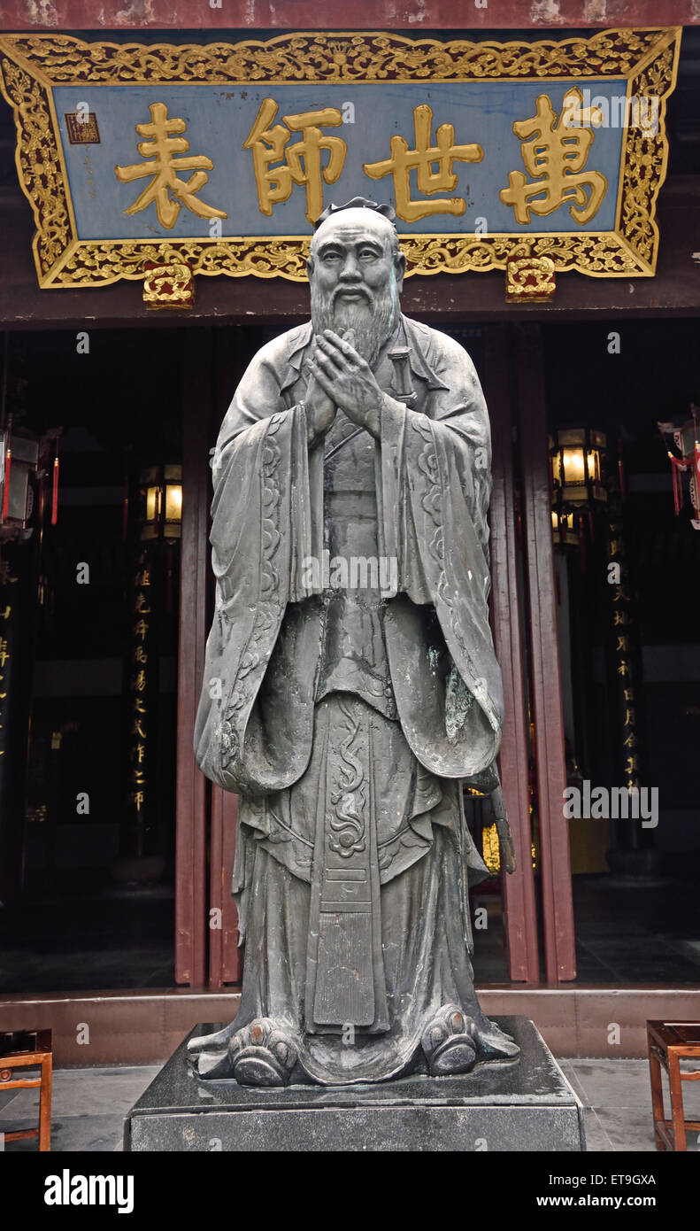 Le Shanghai Wen Miao - Temple de Confucius de Shanghai est un ancien temple ( 700 Wen Miao de Shanghai - Shanghai Temple est un ancien temple ( 700 ans d'histoire ) a été construit pour rendre hommage à Confucius Chine Confucius ( 551-479 BC Chinese professeur, éditeur, homme politique, et philosophe ) Banque D'Images