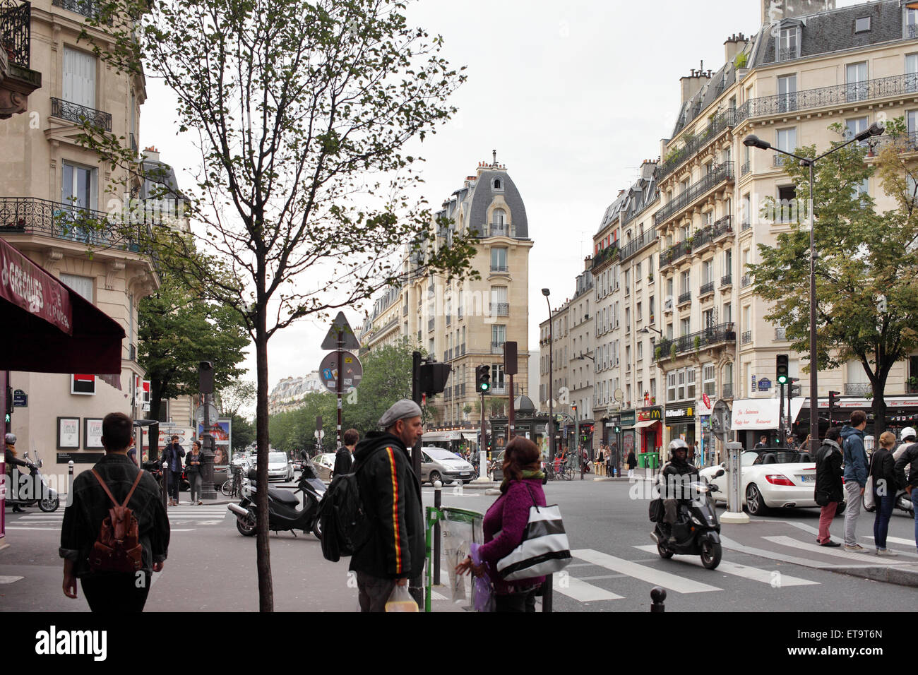 Paris, l'Allemagne, les passants au carrefour Avenue de la République corner Oberkampf Banque D'Images