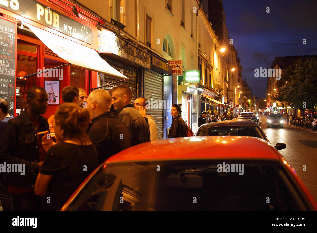 Paris, France, les jeunes dans le quartier des divertissements dans l'Oberkampf Banque D'Images