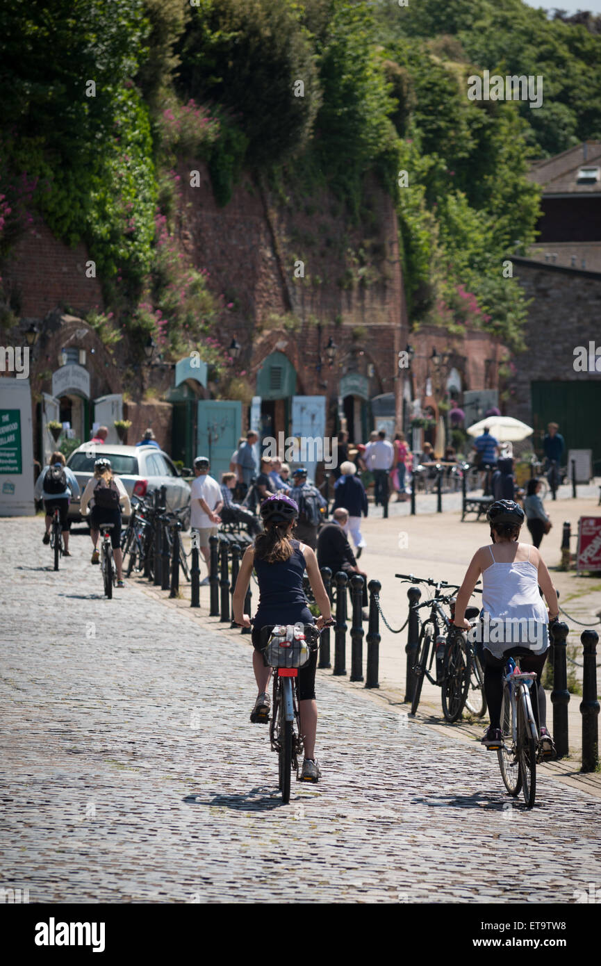 Pour faire du vélo sur le quai, Exeter, Devon, UK. Banque D'Images