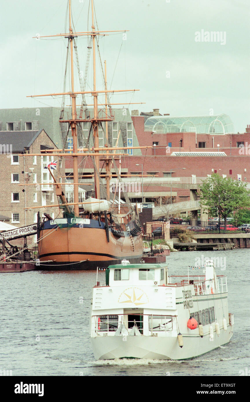 La princesse de Teesside, basée sur la Rivière Tees à Stockton, voyage inaugural le tees de la Tees Barrage à Yarm, arrêt à l'Castlegate Quay. Le 15 mai 1996. Sur la photo en passant la réplique de l'Endeavour à Castlegate Quay. Banque D'Images