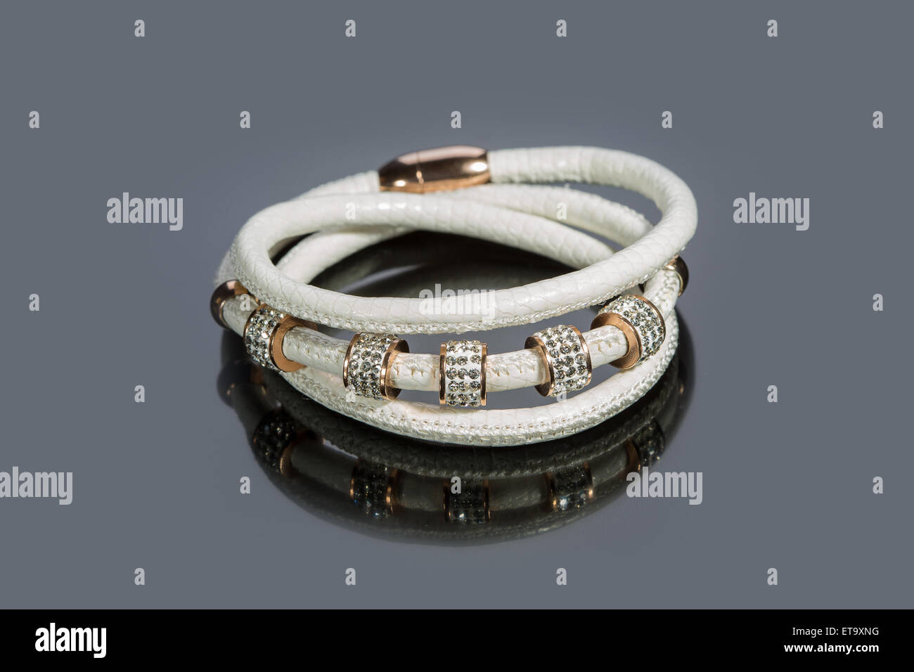 Bracelet en cuir avec cristaux Banque D'Images