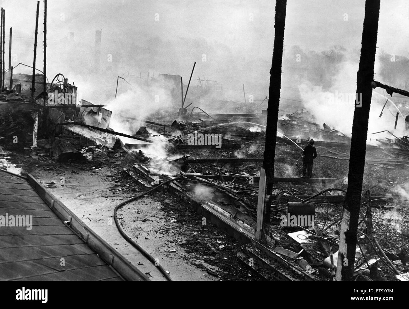 Scène de destruction à Belle Vue, Manchester après la pause d'un incendie dans le parc en octobre 1964, dans l'angle nord-ouest près de la speedway stadium dans le Cumberland et Windermere Suites. Le feu requis qu'un jeu de bingo dans la proximité de l'hôtel de Kings être abandonnées et 3 000 personnes ont été évacuées. Quatre camions de pompiers ont répondu à l'incendie et un total de 75 pompiers. Deux pompiers ont été blessés dans l'incendie. Banque D'Images